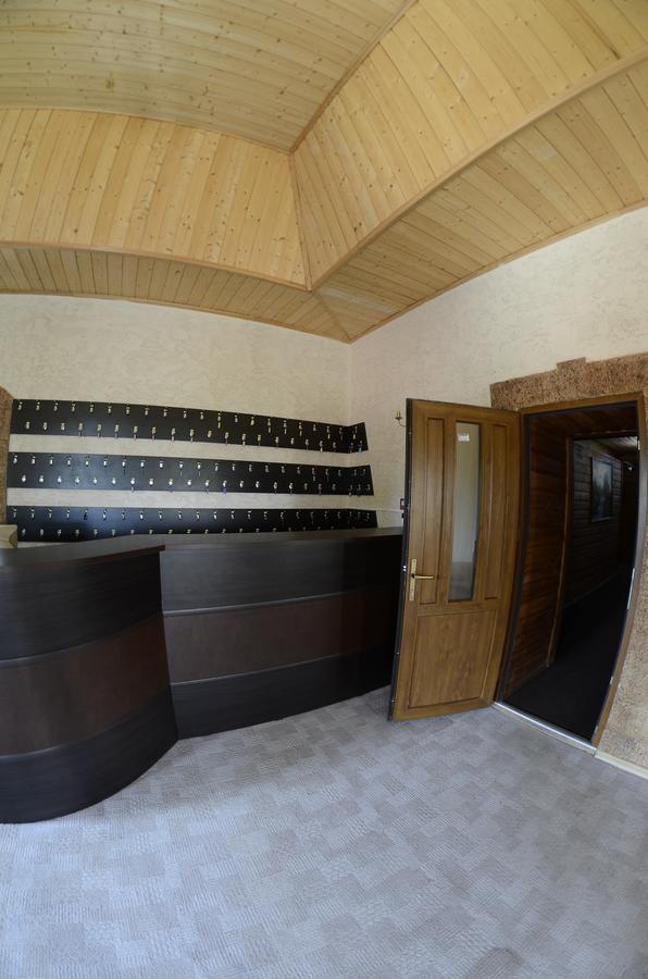 Curtea Boierului Hotel Peresecina Екстер'єр фото