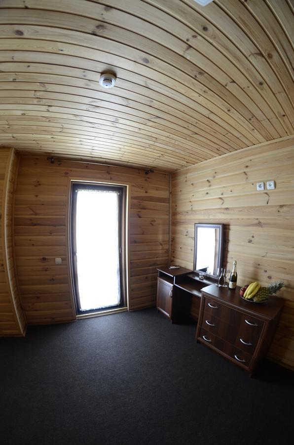 Curtea Boierului Hotel Peresecina Екстер'єр фото