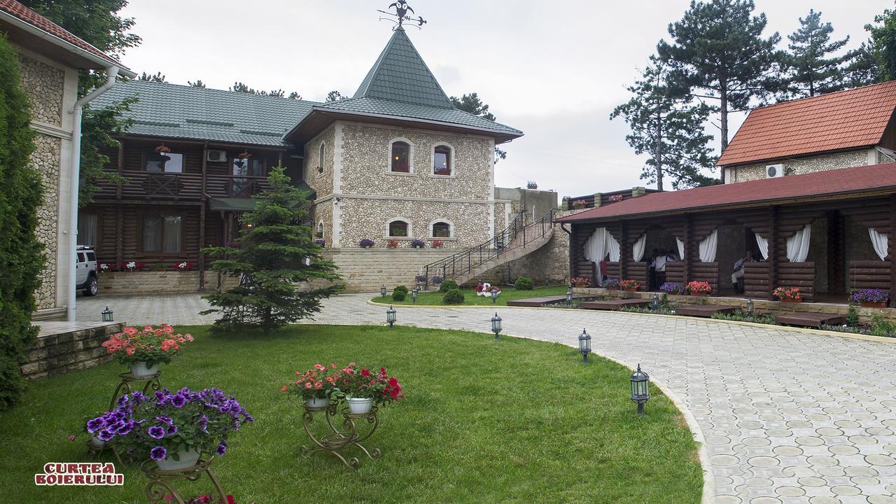 Curtea Boierului Hotel Peresecina Екстер'єр фото