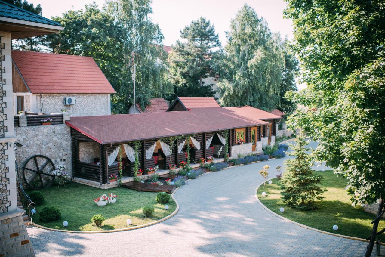 Curtea Boierului Hotel Peresecina Екстер'єр фото